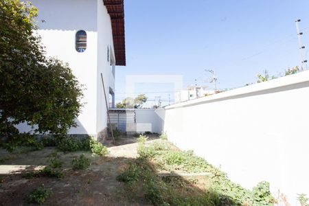 Casa à venda com 250m², 3 quartos e 4 vagas Casa à venda com 250m², 3 quartos e 4 vagasQuintal