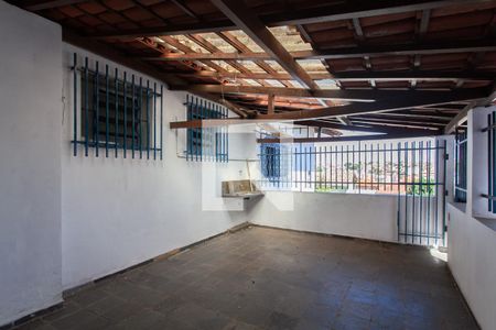 Casa à venda com 250m², 3 quartos e 4 vagas Casa à venda com 250m², 3 quartos e 4 vagasTerraço