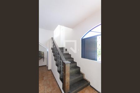 Casa à venda com 250m², 3 quartos e 4 vagas Casa à venda com 250m², 3 quartos e 4 vagasEscada