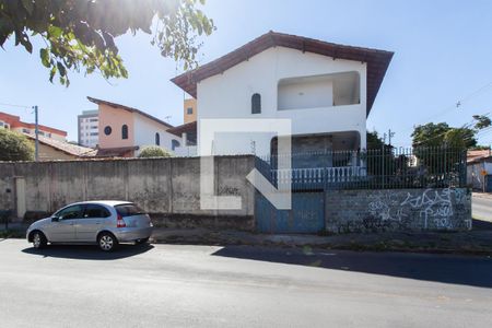 Casa à venda com 250m², 3 quartos e 4 vagas Casa à venda com 250m², 3 quartos e 4 vagasFachada