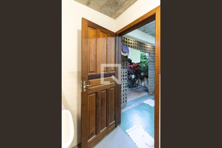 Casa à venda com 300m², 3 quartos e sem vagaBanheiro da Área de Serviço