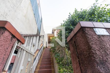 Casa à venda com 300m², 3 quartos e sem vagaEscada de acesso à casa