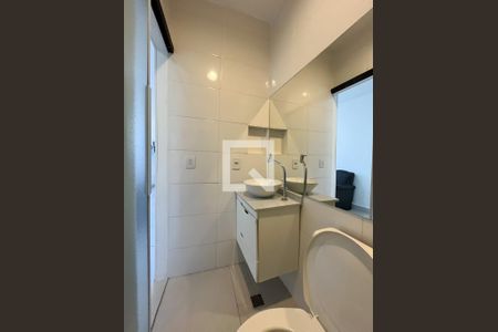 Banheiro de kitnet/studio para alugar com 1 quarto, 35m² em Mirandópolis, São Paulo