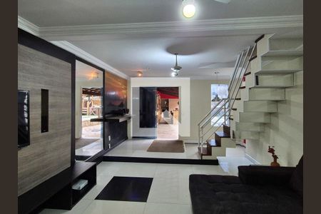 Sala de casa de condomínio para alugar com 5 quartos, 280m² em Recreio dos Bandeirantes, Rio de Janeiro