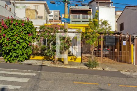 Casa à venda com 200m², 2 quartos e 3 vagas Casa à venda com 200m², 2 quartos e 3 vagasFachada