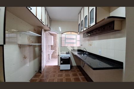 Casa para alugar com 98m², 2 quartos e 2 vagasCozinha 