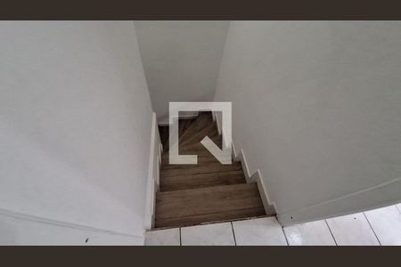 Casa para alugar com 98m², 2 quartos e 2 vagasEscada