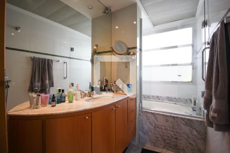 Banheiro da Suíte  de apartamento à venda com 2 quartos, 85m² em Vila Olímpia, São Paulo