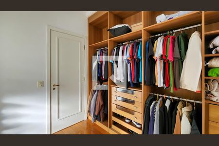 Casa de condomínio para alugar com 700m², 4 quartos e 6 vagasCloset da suíte 4