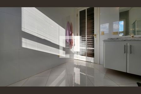 Casa de condomínio para alugar com 700m², 4 quartos e 6 vagasBanheiro da Suíte 4