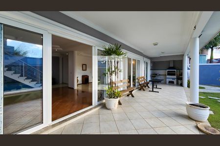 Casa de condomínio para alugar com 700m², 4 quartos e 6 vagasQuintal
