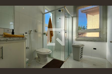 Casa de condomínio para alugar com 700m², 4 quartos e 6 vagasBanheiro da Suíte 1