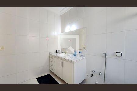 Casa de condomínio para alugar com 700m², 4 quartos e 6 vagasBanheiro da suíte 3