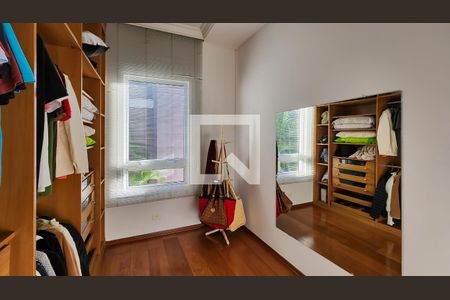Casa de condomínio para alugar com 700m², 4 quartos e 6 vagasCloset da suíte 4