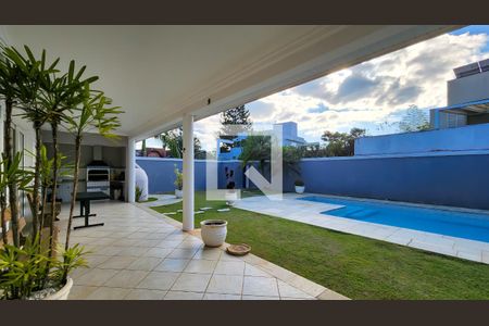Casa de condomínio para alugar com 700m², 4 quartos e 6 vagasQuintal