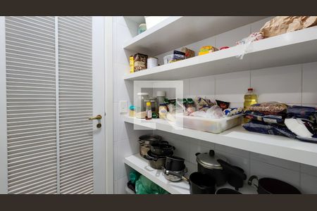 Casa de condomínio para alugar com 700m², 4 quartos e 6 vagasDespensa