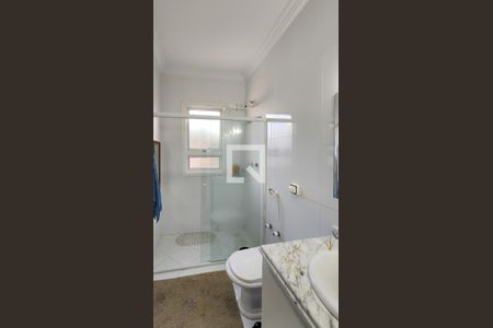Casa de condomínio para alugar com 700m², 4 quartos e 6 vagasBanheiro da Suíte 2