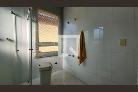 Casa de condomínio para alugar com 700m², 4 quartos e 6 vagasBanheiro da Suíte 1