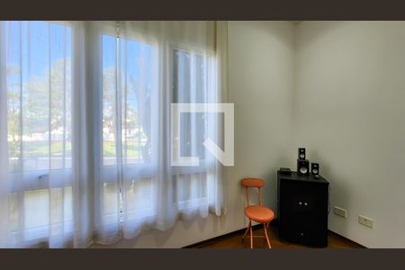 Casa de condomínio para alugar com 700m², 4 quartos e 6 vagasEscritório