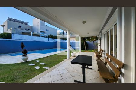 Casa de condomínio para alugar com 700m², 4 quartos e 6 vagasQuintal