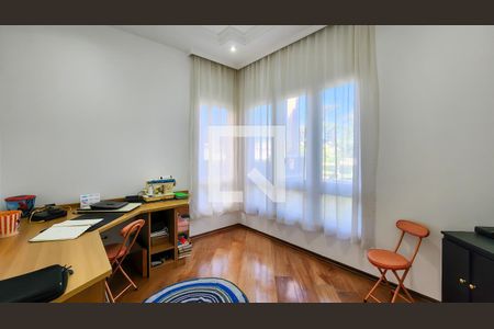 Casa de condomínio para alugar com 700m², 4 quartos e 6 vagasEscritório