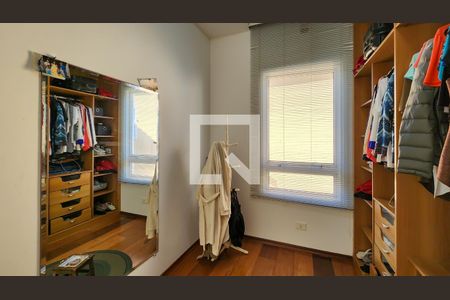 Casa de condomínio para alugar com 700m², 4 quartos e 6 vagasCloset da suíte 1
