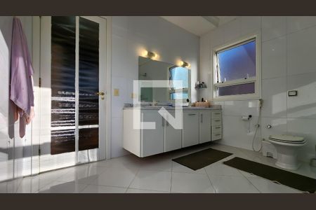 Casa de condomínio para alugar com 700m², 4 quartos e 6 vagasBanheiro da Suíte 4