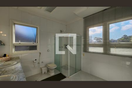 Casa de condomínio para alugar com 700m², 4 quartos e 6 vagasBanheiro da Suíte 4