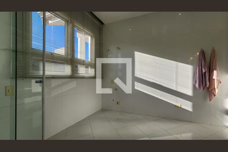 Casa de condomínio para alugar com 700m², 4 quartos e 6 vagasBanheiro da Suíte 4