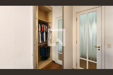 Casa de condomínio para alugar com 700m², 4 quartos e 6 vagasCloset da suíte 3
