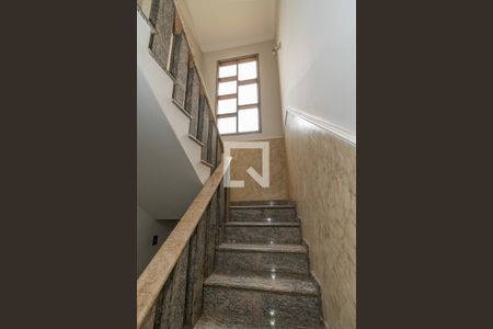 Casa à venda com 535m², 5 quartos e 8 vagas Casa à venda com 535m², 5 quartos e 8 vagasEscadas Acesso Quartos