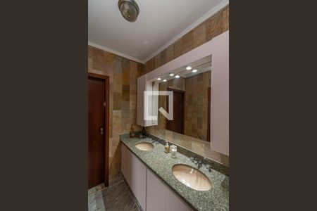 Casa à venda com 535m², 5 quartos e 8 vagas Casa à venda com 535m², 5 quartos e 8 vagasBanheiro da Suíte 2