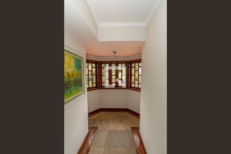 Casa à venda com 535m², 5 quartos e 8 vagas Casa à venda com 535m², 5 quartos e 8 vagasCorredor