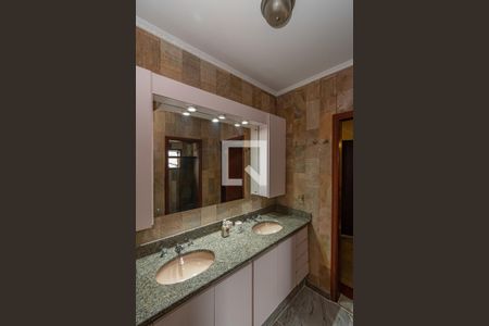 Casa à venda com 535m², 5 quartos e 8 vagas Casa à venda com 535m², 5 quartos e 8 vagasBanheiro da Suíte 2