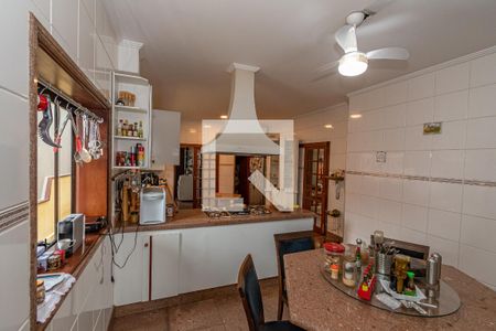 Casa à venda com 535m², 5 quartos e 8 vagas Casa à venda com 535m², 5 quartos e 8 vagasCozinha