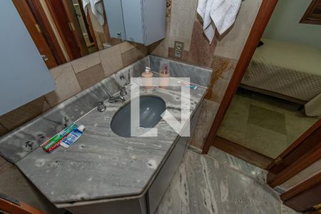 Casa à venda com 535m², 5 quartos e 8 vagas Casa à venda com 535m², 5 quartos e 8 vagasDetalhe Banheiro da Suíte 3