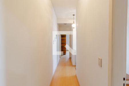 Corredor de casa para alugar com 3 quartos, 149m² em Vila Liviero, São Paulo