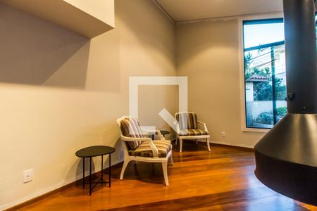 Sala de TV de casa de condomínio à venda com 4 quartos, 389m² em Alphaville, Santana de Parnaíba