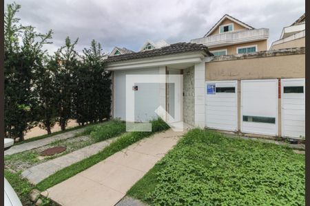 Casa de condomínio à venda com 248m², 4 quartos e 1 vagaFachada