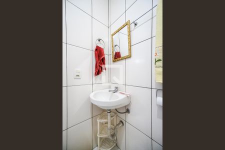 Banheiro de casa de condomínio para alugar com 1 quarto, 25m² em Vila Esperança, São Paulo