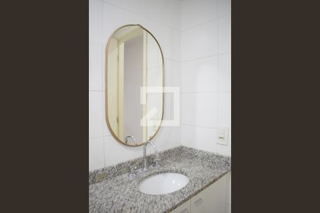 Banheiro de apartamento para alugar com 1 quarto, 32m² em Centro Cívico, Curitiba