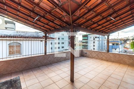 Apartamento à venda com 180m², 4 quartos e 2 vagas Apartamento à venda com 180m², 4 quartos e 2 vagasTerraço