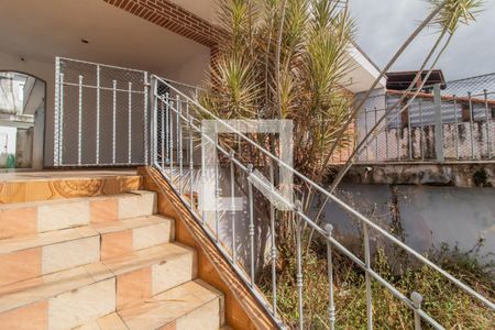 Casa para alugar com 120m², 2 quartos e 1 vaga Casa para alugar com 120m², 2 quartos e 1 vagaEscada