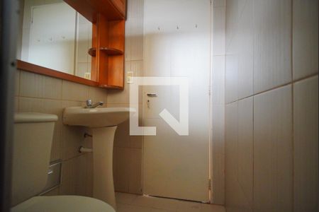 Banheiro de apartamento à venda com 1 quarto, 43m² em Jardim Sabará, Porto Alegre