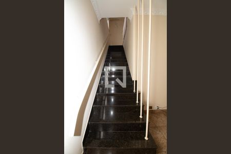 Escada acesso piso superior de casa à venda com 4 quartos, 360m² em Vila Darli, São Paulo