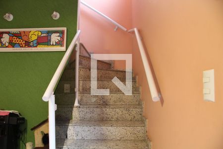 Escada acesso aos quartos de casa à venda com 3 quartos, 150m² em Vila Tijuco, Guarulhos