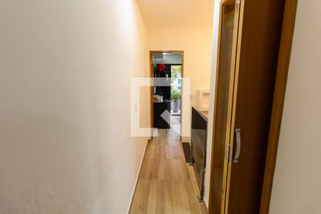 Corredor de casa para alugar com 2 quartos, 80m² em Vila Paranaguá, São Paulo