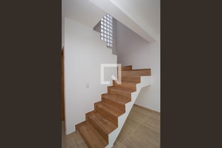 Escada de casa para alugar com 2 quartos, 75m² em Vila São Vicente, São Paulo