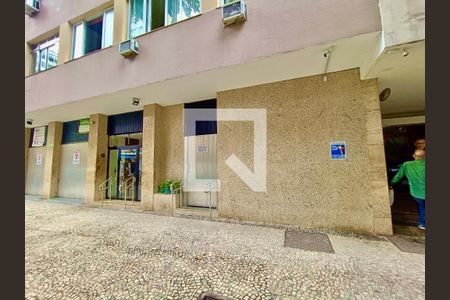 Apartamento à venda com 100m², 3 quartos e sem vagaFachada com cartaz QA