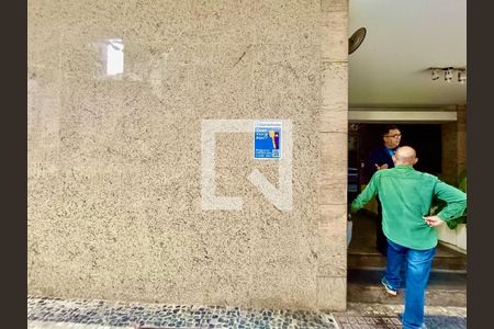 Apartamento à venda com 100m², 3 quartos e sem vagaFachada com cartaz QA